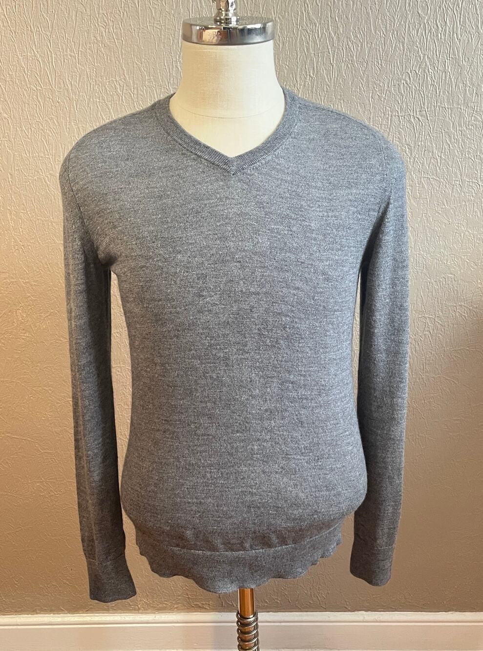 Express Men's Merino Wool Blend Sweater Preppy Gray V Neck Size Medium